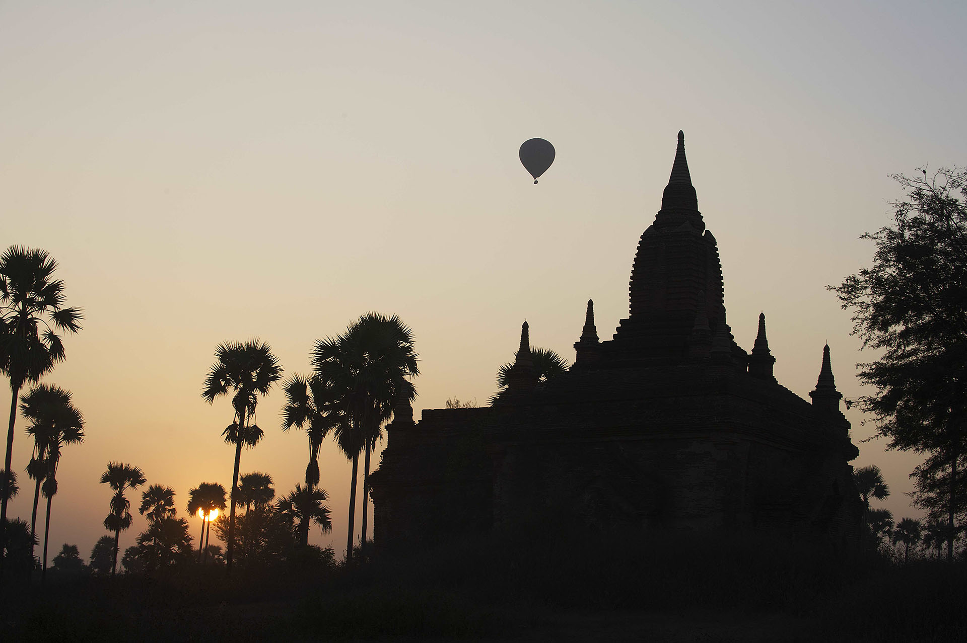 myanmar-bagan-balonvaart-zonsondergang