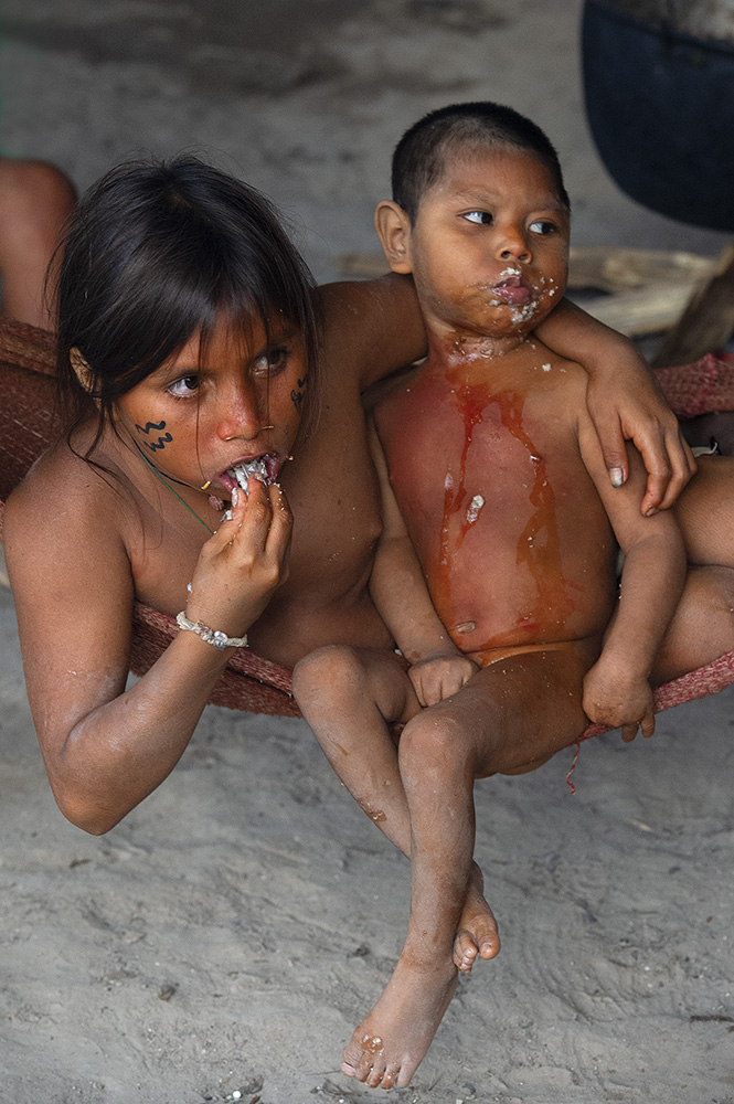 venezuela-yanomami-kinderen-eten-kaaiman