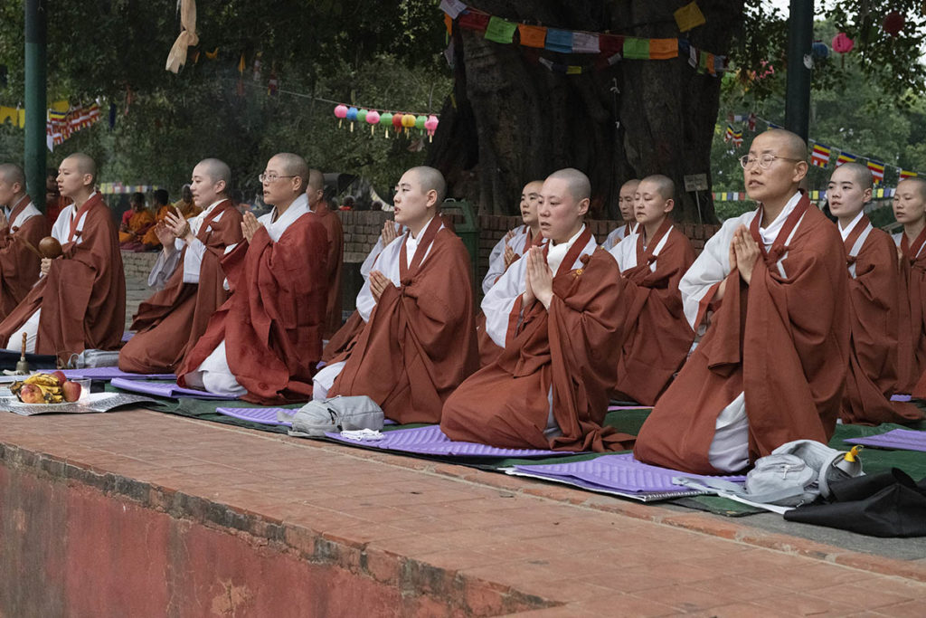nepal-lumbini-biddende-nonnen